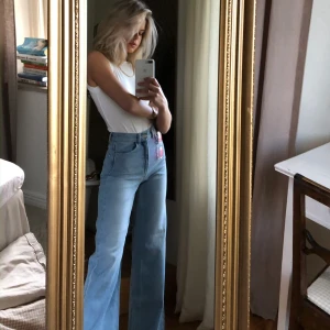 Populära jeans - Slutsålda populära jeans från NA-KD, sitter SÅ snyggt på! Endast använda 2 gånger. Köparen står för frakten samt inga returer. Startbud 300kr, buda i kommentarerna! 