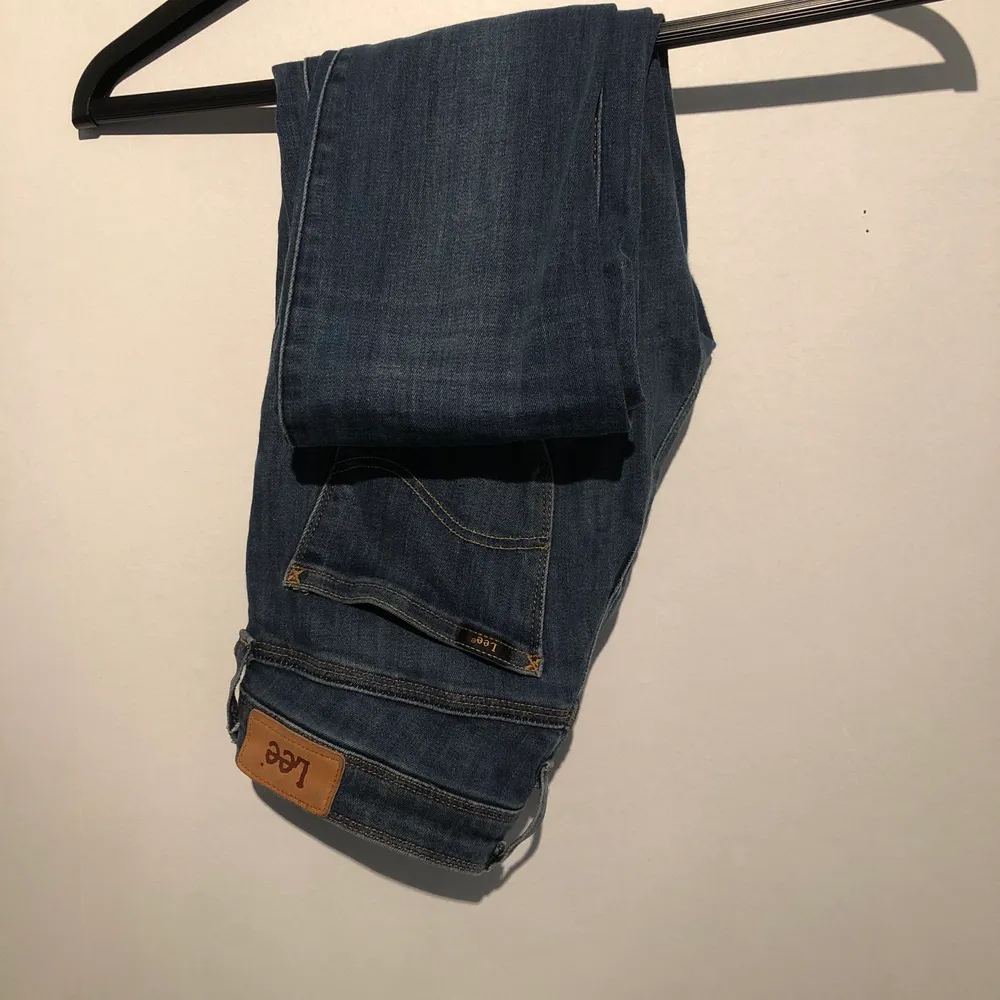 Ett par jeans från Lee! Nästan oanvända!😇 storlek W27L30 😍 säljes för 250 kr inklusive frakt!!. Jeans & Byxor.