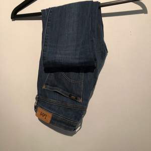 Ett par jeans från Lee! Nästan oanvända!😇 storlek W27L30 😍 säljes för 250 kr inklusive frakt!!