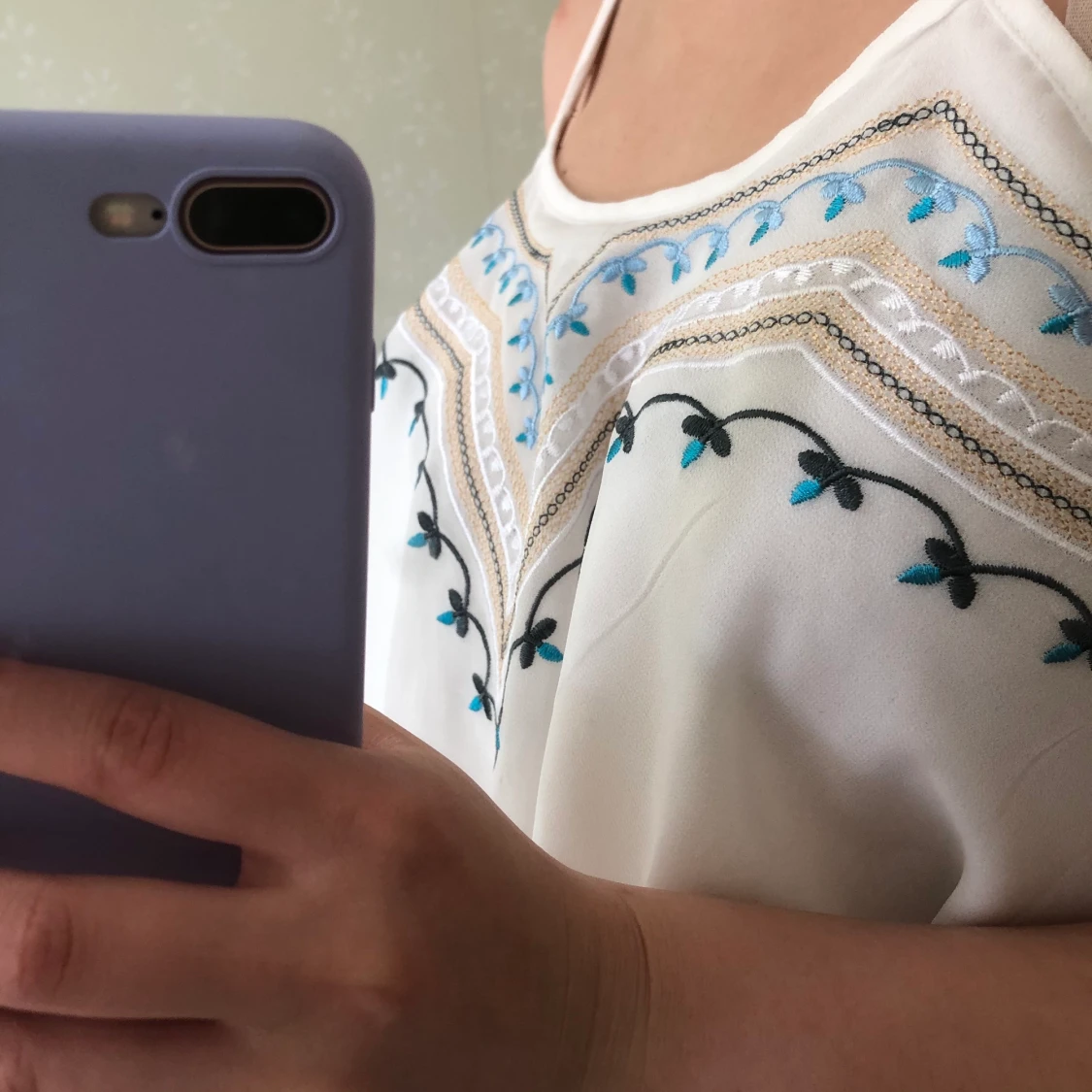 Linne med broderidetaljer  - 90