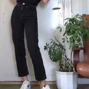 superfina svarta mom-jeans, sparsamt använda🖤 storlek 25/32