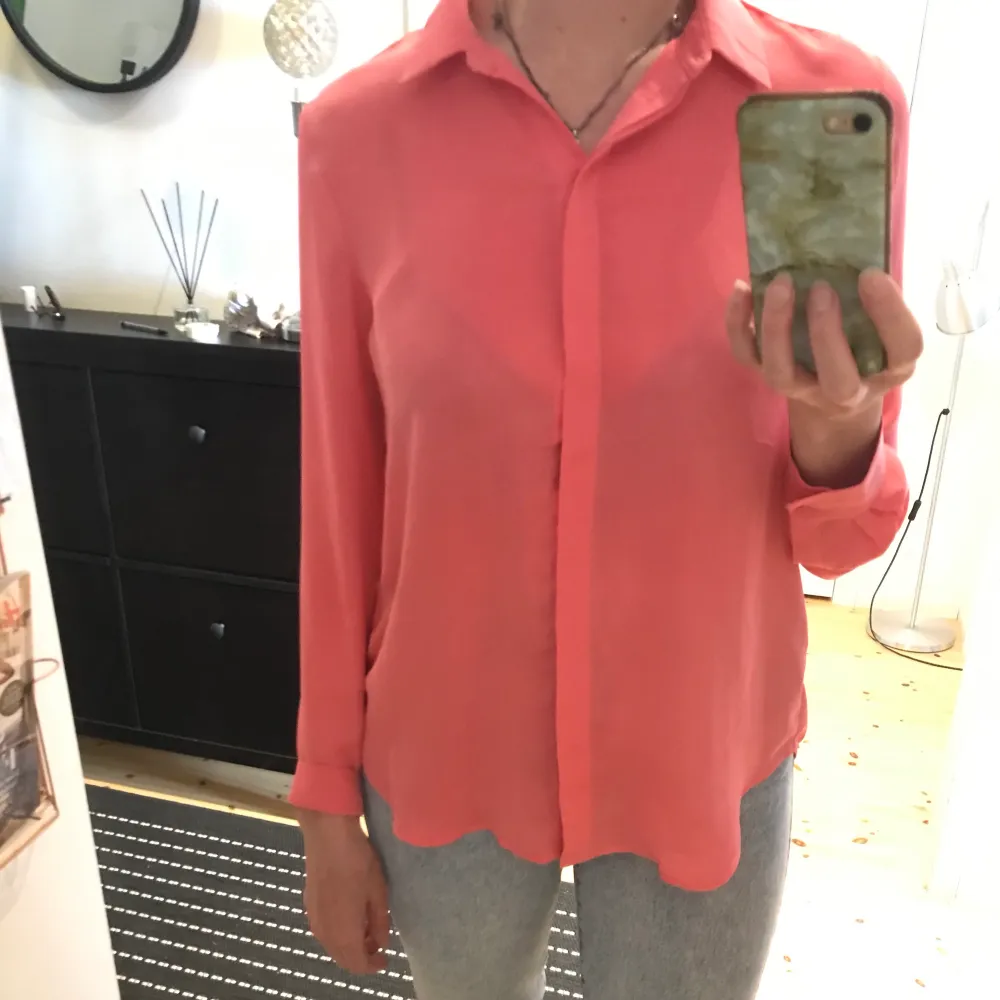 En snygg härligt ceriserosa skjorta. Det är 100% polyester vilket gör att materialet inte skrynklar sig. Ser som ny ut och använd ett fåtal ggr. Fraktkostnad 44kr Postnord . Skjortor.