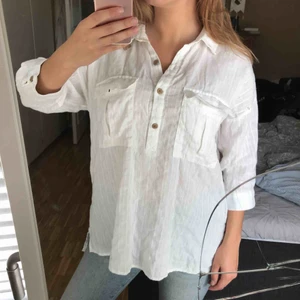 Linneskjorta - Superfin och fräsch linneskjorta (36%), använd en gång! Träknappar och är längre, snyggt att ha den som den är eller stoppa in i byxorna 😎 frakt 40kr. Köpt för 399 nåt år sen
