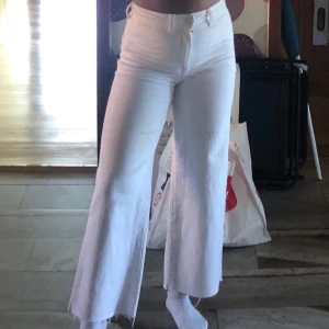 Vita vida jeans! - Säljer mina fina oanvända vita jeans som är ifrån h&m (inte min bild men likadana jeans som på bilden)
