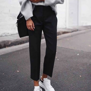  - Ett par supersköna och stiliga kostymbyxor ifrån Bershka!! Står storlek M sitter som en XS/S.🥼 Nyköpta för ca 249kr, mitt pris: 100+ frakt(om så behövs)!!