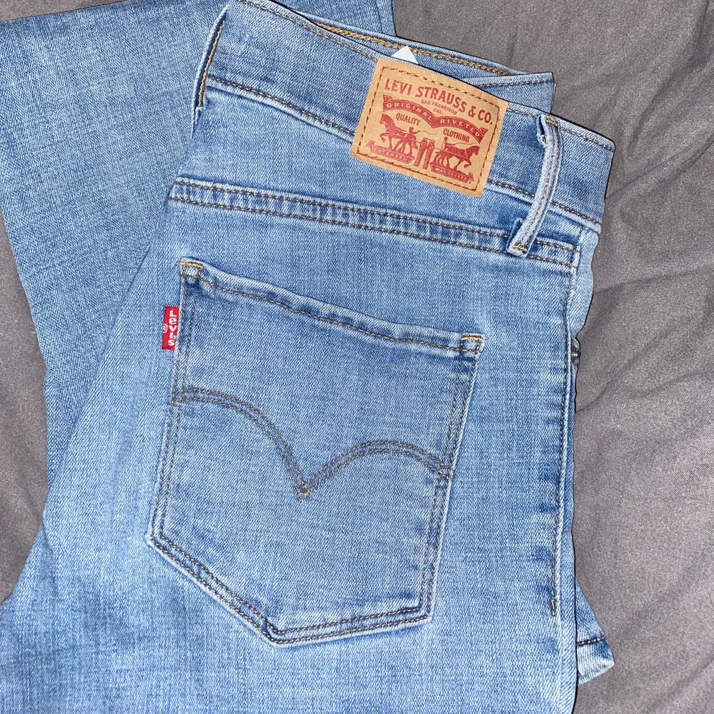 Ett par snygga jeans från Levis som tyvärr har blivit lite förkorta för mig:( Dom är i ett jätte bra skick! Köparen står för frakten. Skriv för fler bilder🖤. Jeans & Byxor.