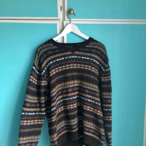  - Superfin stickad tröja i retrostil. Märkt small i herrstorlek så den är snyggt oversize på mig som har S (dam).   Kan hämtas i Hägersten! Eventuellt mötas upp. Annars kan jag posta!