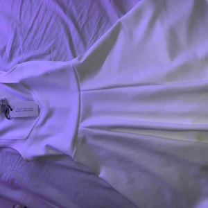  - Fin vit sommarklänning som är helt ny med lapp kvar. Köptes hos bubbleroom förra året och var tänkt till skolavslutningen💓 Fler bilder kan lösas, köpare betalar för frakt🤩