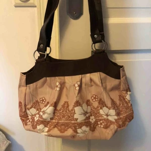  - Snygg mellanstor väska me mönster och bruna läderband, frakt 44, hör av er med prisföralag🥰