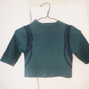 Cykeltopp - Härlig cykeltopp i skönt material. Väldigt liten i storleken, därav Large. Aldrig använd, köpt januari 2020. 