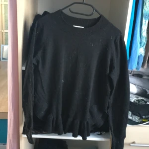 Stickad tröja - Perfekt skick förutom att det lätt fastnar djur hår på den. Rekommenderar inte att köpa den om man är pälsallergiker. Knappt använd. Inga hål eller fläckar. Frakt tillkommer. 