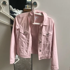 Rosa jeansjacka - Säljer denna rosa jeansjacka. Använd 1 gång.