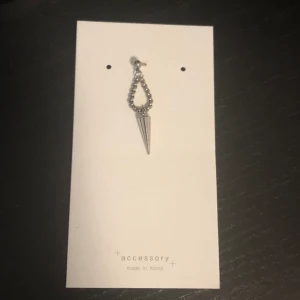 Örhänge/Helix smycke - En ursnygg öron smycke som jag köpte när jag va i Korea!! Den har bara legat runt dock så den får säljas iväg. Ej använd