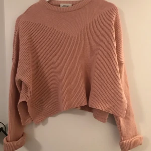 Stickad tröja  - Ljusrosa stickad tröja från Monki, knappt använd. Kortare framtill. Stl S, passar även M. Köpare står för frakt. 