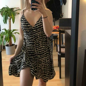  - Söt klänning , aldrig använd!