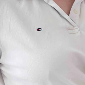 Tommy Pike - En vit oversized vintage/retro tshirt från Tommy Hilfiger! Knappt använt, jätte fint skick :) Kan så klart skicka fler bilder, och frakt tillkommer! Står M men passar alla storlekar upp till XL beroende på hur man vill att den ska sitta :) 