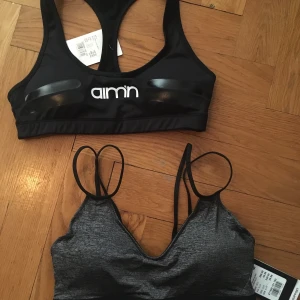 Träningsbh från Aimin/Nike - Två ursnygga träningsbh:ar för 200 kr st. Helt oanvända med prislappar kvar!! Inköp för 349 respektive 399 kr. Till vänster från populära träningsmärket Aimin och till höger Nike.