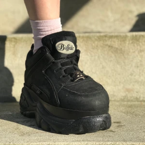 Buffalo platåskor - Säljer mina älskade Buffaloes, köpta 2011 i USA under en tid när Tumblr och spice girls var allt. Dom är inte använda jätteofta men har ändå hängt med på några ute kvällar, så i gott men användet skick. 37 men små i storleken. Frakten ingår:) 