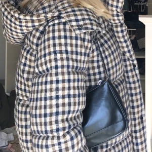 Rutig dunjacka - Rutig dunjacka från Mango i fint skick. Står inte för postens slarv, köparen står för frakt och pris kan diskuteras.