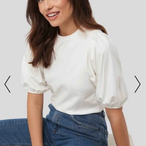  - Säljer denna helt nya super fina topp med puffärmar från Nakd! Säljer den i SVART men den är helt slutsåld på hemsidan och jag har själv inte tagit upp den ut förpackningen eftersom jag beställde dubbelt:/ Frakten är inkluderat i priset.