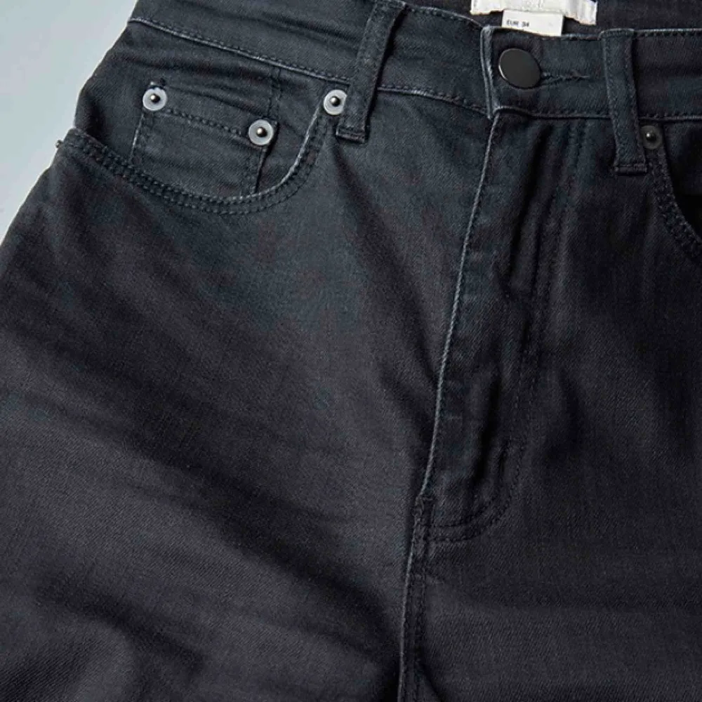 Ett par lite kortare utsvängda jeans med hög midja. Innerbenslängd 62 cm. Lika klädsamma till sneakers som till högklackat. . Jeans & Byxor.
