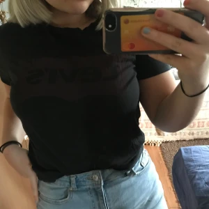 Levis t-shirt - Levis T-shirt med vinrött tryck. Säljer pga använder inte! Strl M men passar även S. Pris+frakt står du för själv ☺️ 