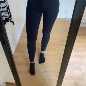 Svarta jeans  - Svarta jeans från zara. Stl xs. Aldrig använda! 