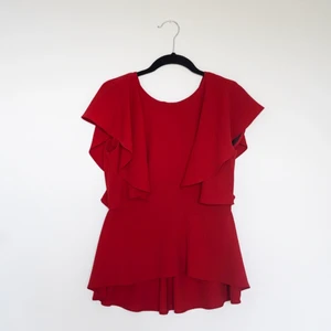 Röd volangtopp från Zara i M - Fint skick, använd fåtal ggr. 