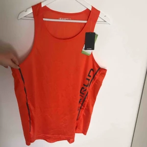 Träningslinne - Träningslinne i storlek L! Ny skick, ordinarie pris: 149kr. Köparen står för frakten men kan även mötas upp i Uppsala, Knivsta eller Sigtuna. Tveka inte att fråga mig om något!