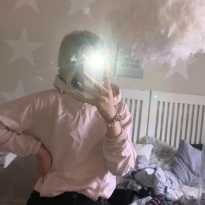 Ljus rosa basic hoodie - En helt vanlig basic hoodie från Cubus! Använd max 3/2 gånger, så därför jag säljer den! köpt för 200kr💞