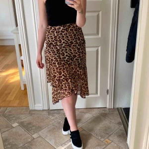  - Skön stretchig leopardkjol med volanger, tyvärr kommer den inte till användning för mig. Knappt andvänd, är ungefär knälång för mig och jag är 172 cm lång. Köparen står för frakten 💕