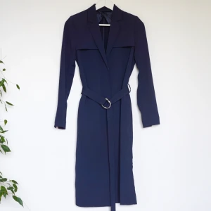 Mörkblå trench från &other stories - Faller fint, använd fåtal ggr. Från &other stories.