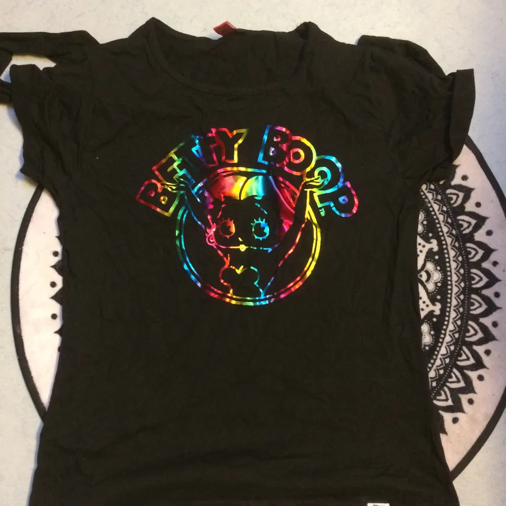 Betty Boop tshirt/Top i storlek L med print i metallicfärger. Använd nån enstaka gång så i fint skick :) priset är inkl vanlig frakt.. Toppar.
