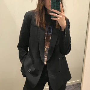 Whyred Blazer strl 38 - Superfin blazer från Whyred som inte kommer till användning tillräckligt. Storlek 38, jag på bilden är vanligtvis en 34/36 och den sitter något oversized på mig🌹 frakt 50kr