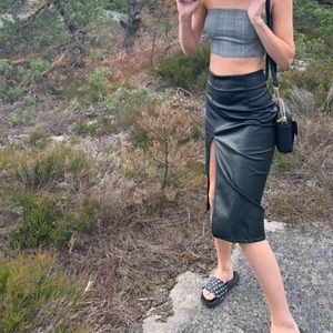  - Hej <3 det är en skinnkjol (fake) med slits. Endast använd 1 gång och kommer ej till användning. Storleken slut på NA-KD. Köp för 140kr (+ frakt 59kr) 🍉