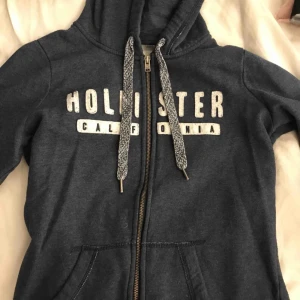  - Säljer en super skön o fin huvtröjor från hollister, för får inte så mycket användning av den längre. Nypris:590 kr