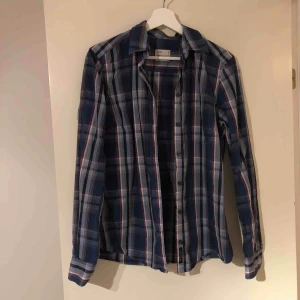  - Blårutig skjorta från Peak, är i fint skick och sparsamt använd. Figursydd och normallång i ryggen. Skönt material i bomull, sitter fint på kroppen och väldigt skön! 
