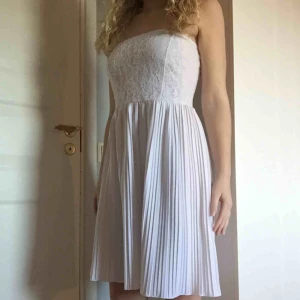  - Jättefin klänning som tyvärr är för lång för mig (158). Använd en gång i några timmar, så som ny. Storlek 36 men passar även en 34:a.  Frakt tillkommer 