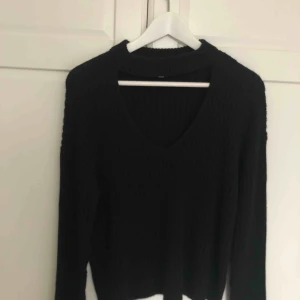  - Svart stickad tröja från L.A. HEARTS. Använd en gång, så gott som ny! Kommer inte till användning där av säljer jag den. Frakt tillkommer!!! 