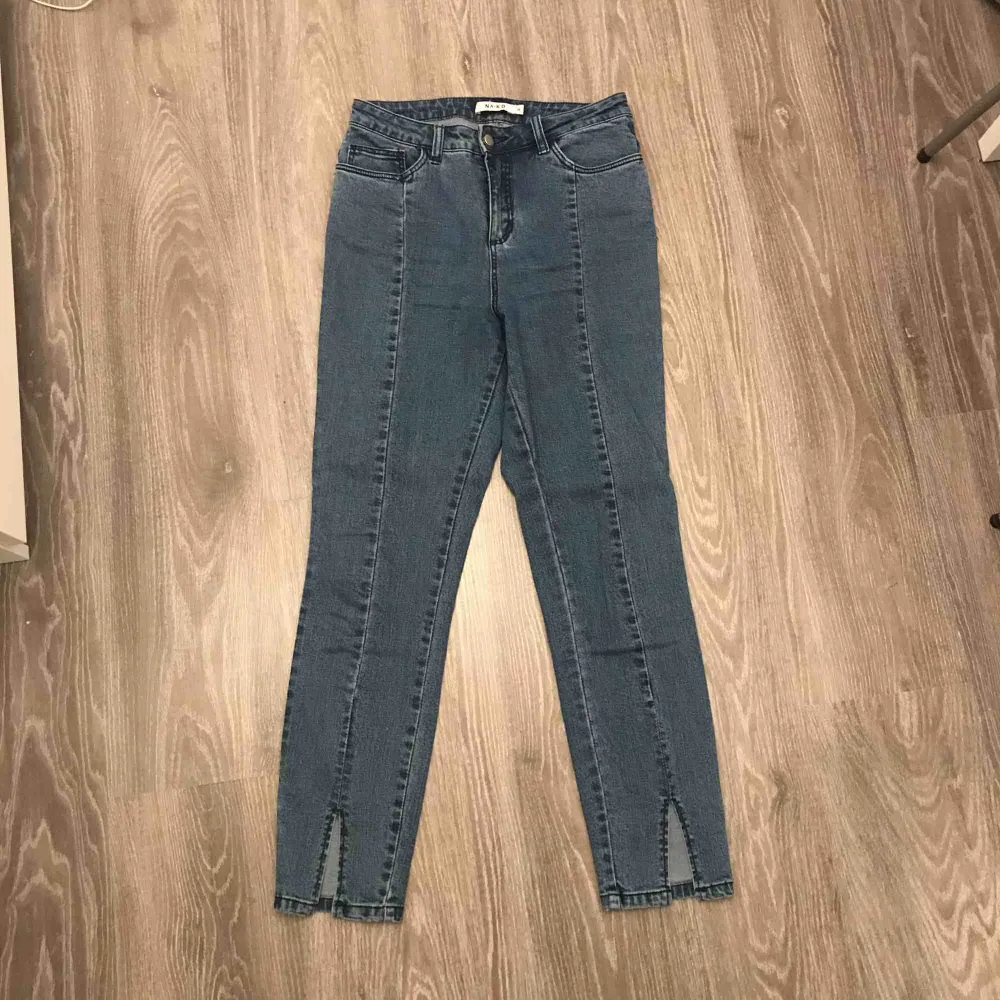Jeans från NA-KD, använda 1 gång, säljer pga att de är för korta för mig. Betalning via swish. Jeans & Byxor.