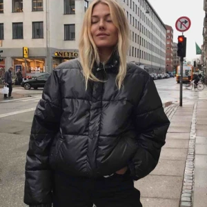  - Dunjacka från weekday. Ordinariepris 1000kr. Använd fåtal gånger så den är nästan som ny! Supersnygg. Kan skicka fler bilder. Obs en stor S då det är herrmodell 