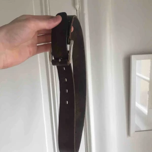  - Snyggt brunt läderbälte från Banana Republic. Bältets innersta hål passar 66cm och yttersta 76cm. Frakt ingår inte 