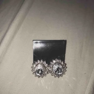  - Örhängen  Nya! Diamanter och glittrande stenar Frakt tillkommer: 9 kr