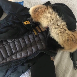  - Superfin jacka ! Fickorna är trasiga men går att fixa Storlek S Ordpris 9000 kr Pågrund av fickorna så säljer jag den billigt ! Priset kan diskuteras