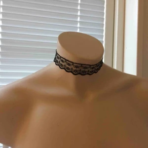  - Chocker från HM , fin och passar bra, kedjan är hyfsat lång och går att fixa till den storlek man vill va