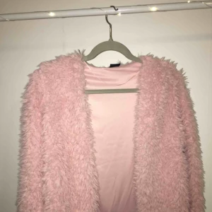  - Ljus rosa jacka/kofta i storlek M från Gina Tricot. Använd ca 1 gång