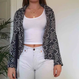  - Marinblå och vit kofta:) Vi möts gärna upp i Stockholm men om frakt betalar köparen det