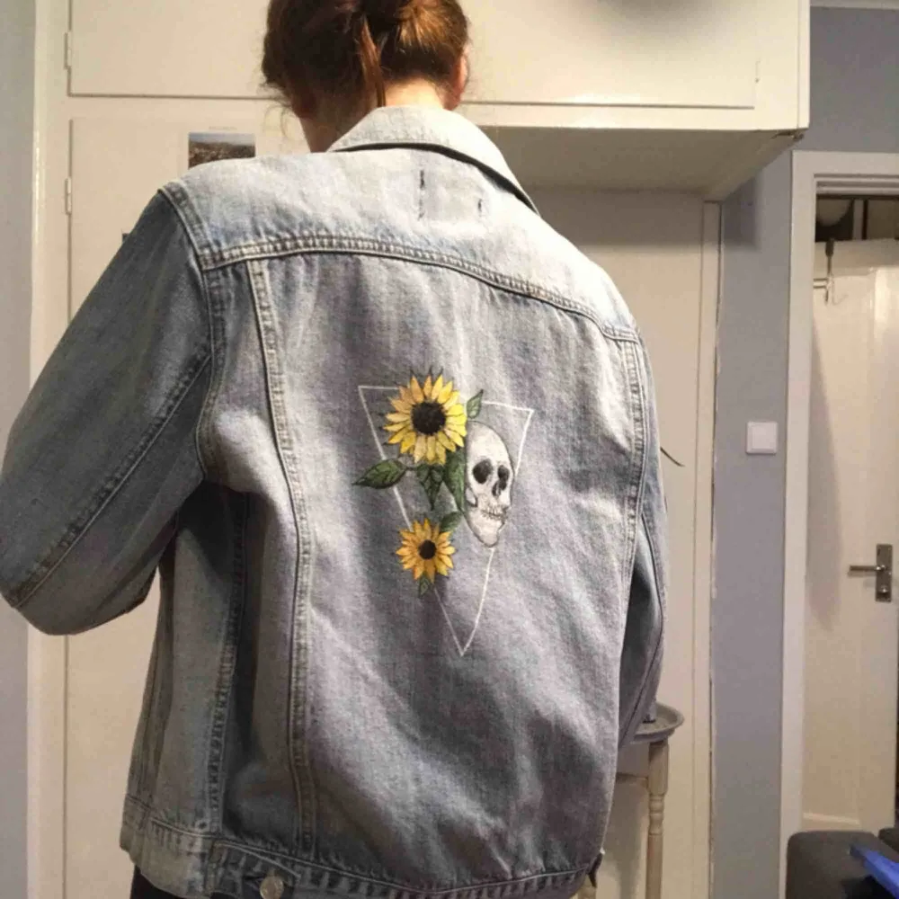 Oversized jeans jacka med handmålat motiv på  Kan mötas upp i Stockholm vid frakt betalat köparen den 😌. Jackor.