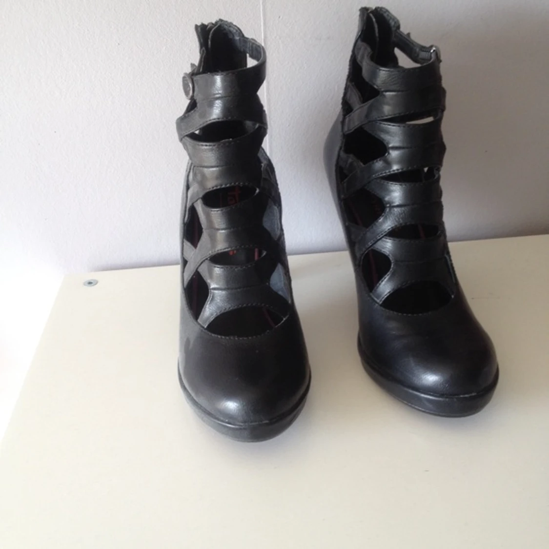 Endast använda en gång. Klackhöjd: 10 cm Från märket Tamaris. Orginalpris: 800kr  - 1397914701