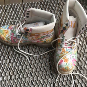  - caterpillar Colorado Flowers i Cracked Design. Såldes på Way Out West. Använda en gång. 